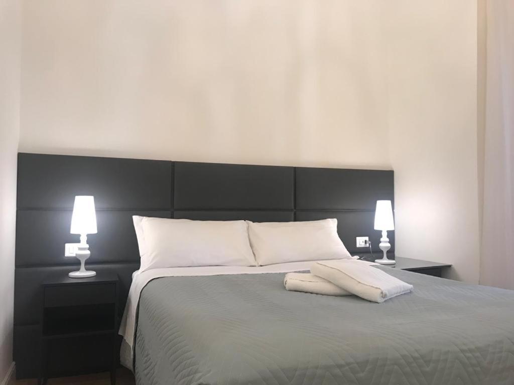 Motta Palace Apartments & Rooms Motta Sant' Anastasia Bagian luar foto